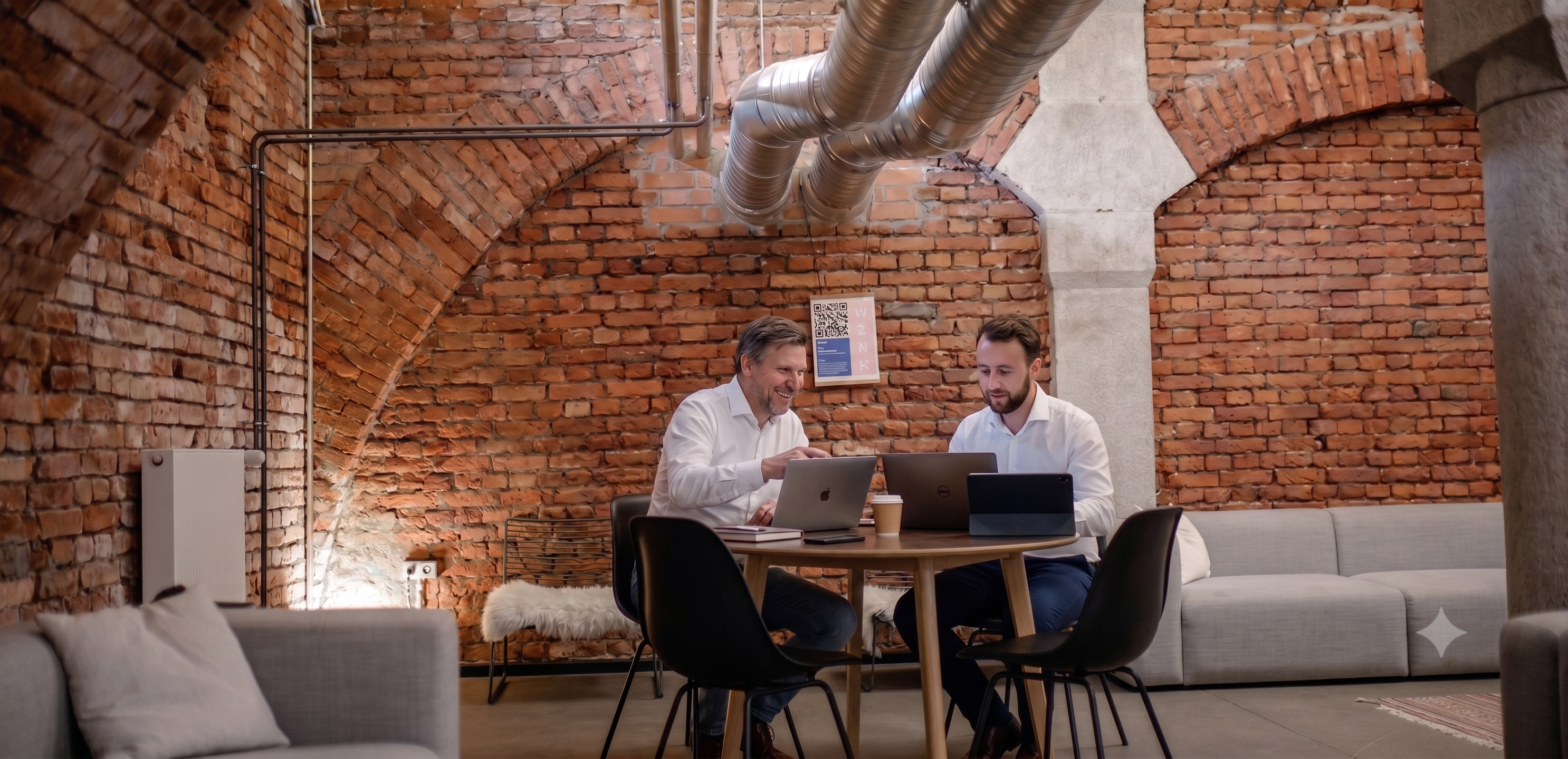 Gernot und Stefan bei der Arbeit im Zollhof-Büro, Nürnberg